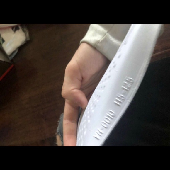 Yeezy Boost 350 V2 Beluga - Picture 4 of 5